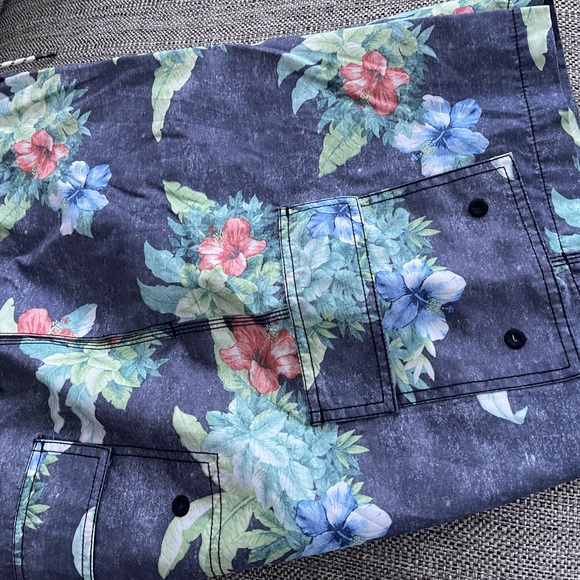 Tommy Bahama swim shorts - Picture 4 of 7